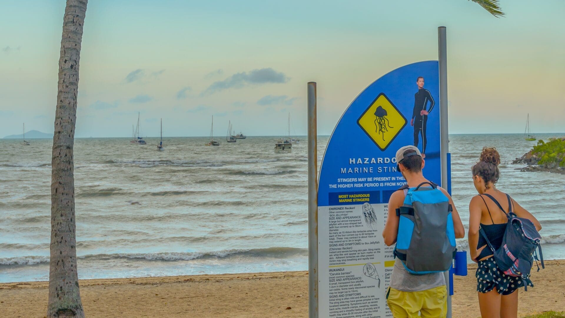 Sur certaines plages, des panneaux d'avertissement signalent la présence de méduses.