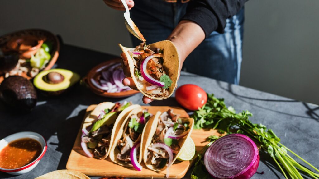Les plats qui unissent les continents : les secrets des saveurs du monde entier