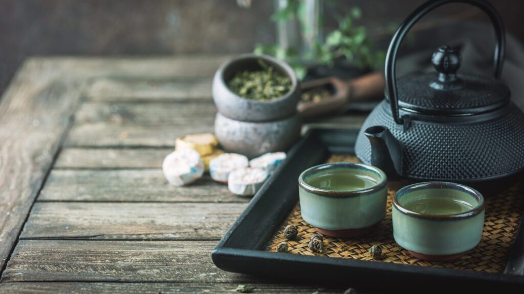 Le thé est une tradition millénaire qui trouve son origine en Chine.