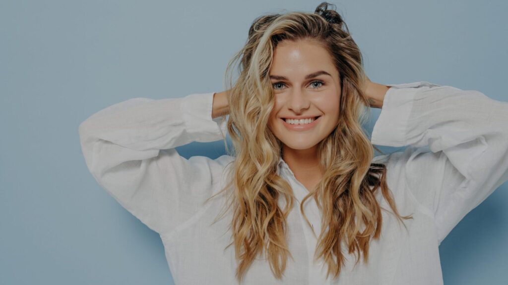 Les cheveux ondulés sont le rêve de nombreuses femmes.