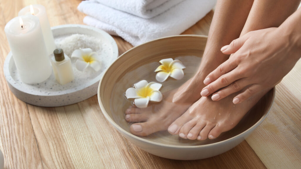 Il est très facile de préparer un bain de pieds avec de l'eau chaude et du vinaigre de cidre de pomme.