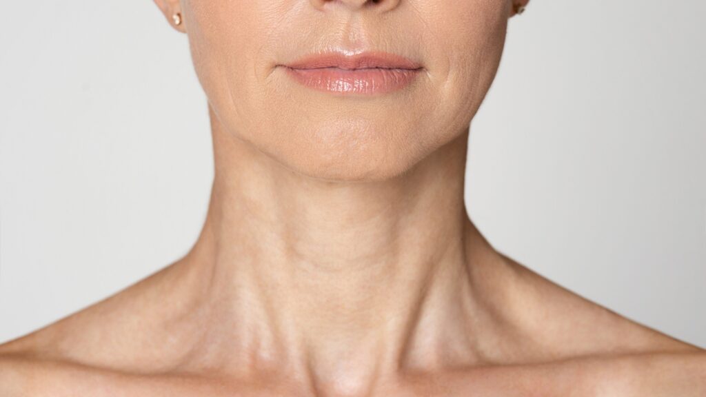 Les femmes prennent souvent soin de leur visage, mais oublient malheureusement le décolleté, tout aussi sensible.