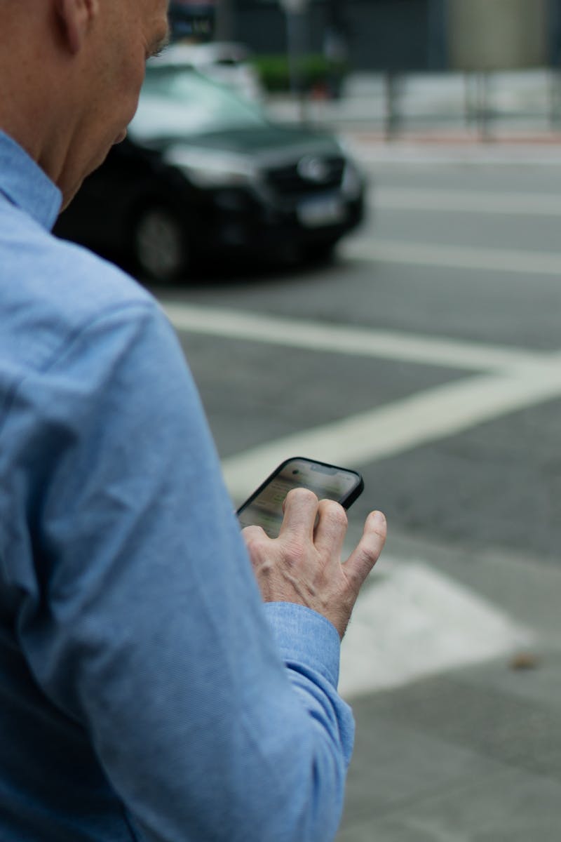Les enfants français utilisent moins les téléphones portables et les ordinateurs. Mais les adultes passent beaucoup de temps sur leur téléphone portable, selon les statistiques.