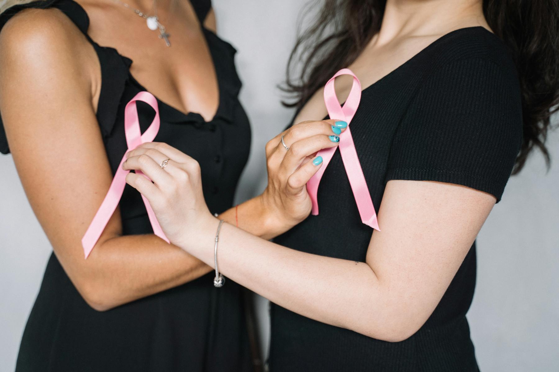 Le cancer du sein est la cause la plus fréquente de décès par cette maladie chez les femmes, et le cancer colorectal chez les hommes.