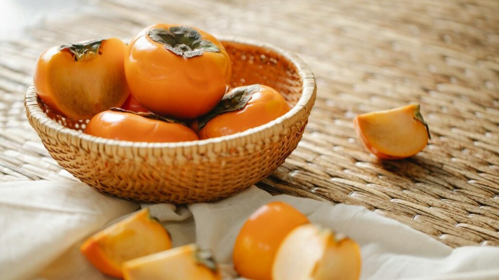 Le kaki est un fruit que l'on sous-estime souvent. Pourtant, il présente de nombreux avantages pour notre organisme.