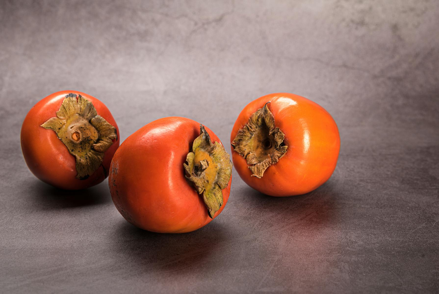 Le kaki contient des fibres, des vitamines, des minéraux et des substances anti-inflammatoires et antioxydantes.