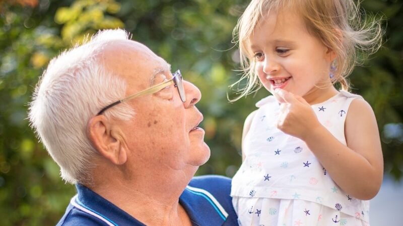 La journée des grands-parents est une journée que les enfants devraient célébrer avec leurs grands-parents