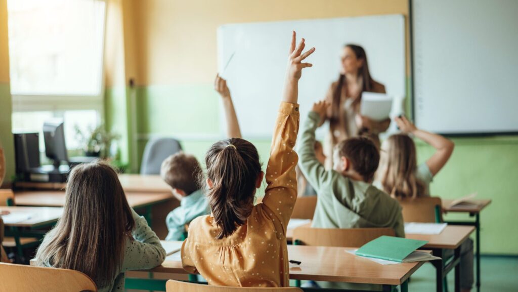 Toute personne a droit à une éducation.