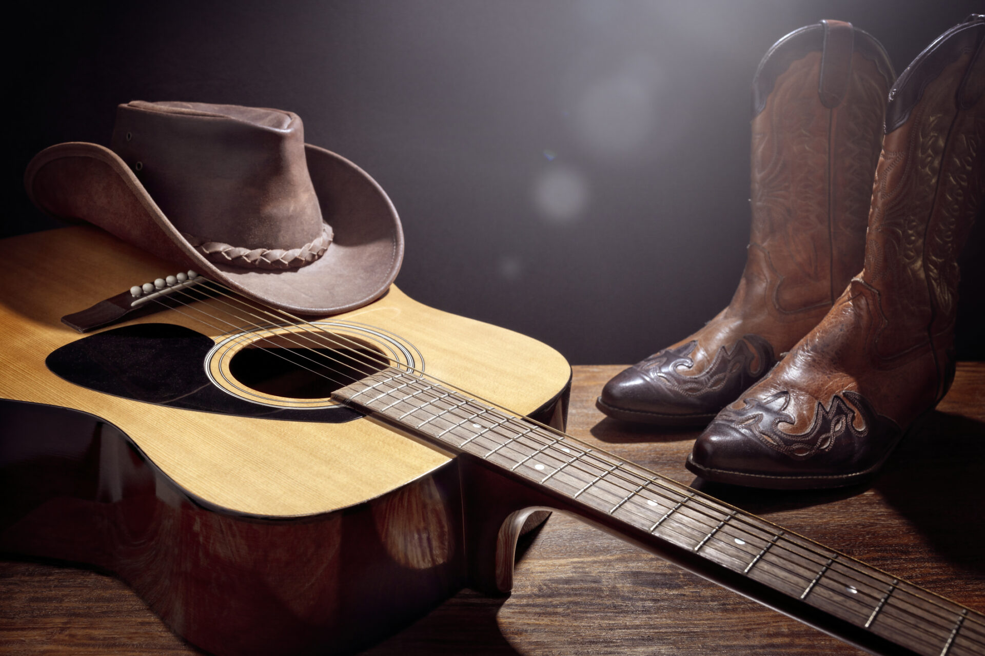 La musique country est associée à des instruments et des vêtements typiques.