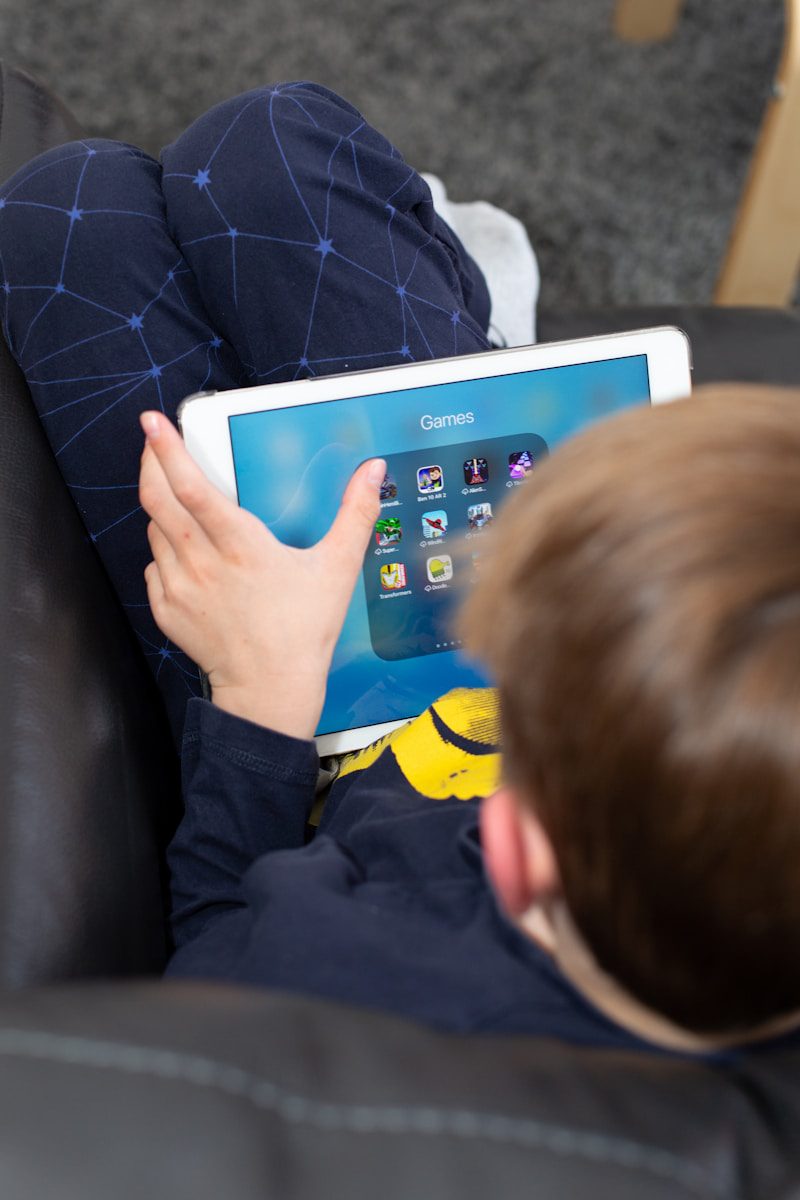 En France, les experts recommandent que les enfants ne soient pas autorisés à utiliser une tablette ou un téléphone portable plus d'une heure ou deux par jour.