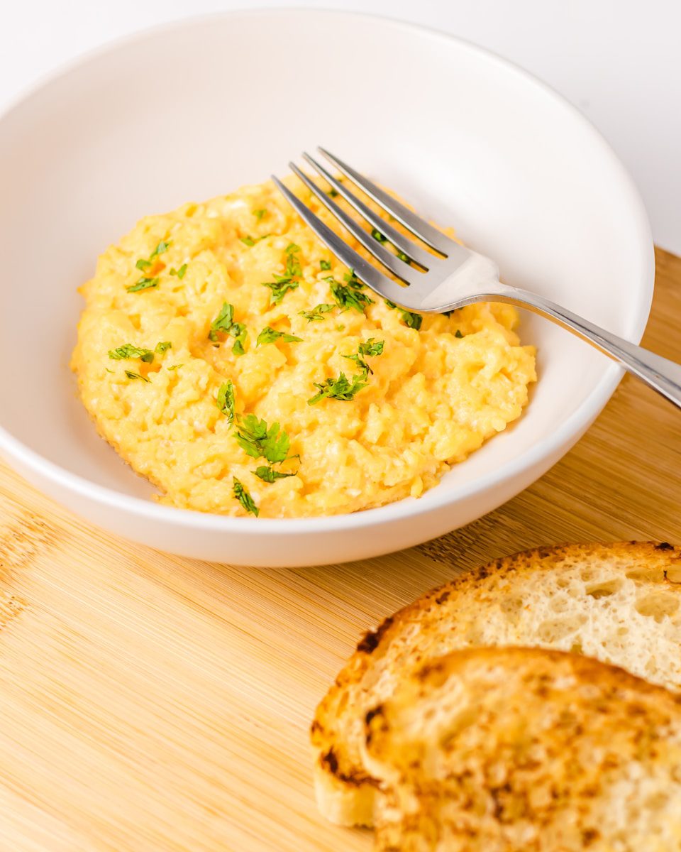 Consommez des aliments riches en protéines au petit-déjeuner, complétés par des probiotiques.