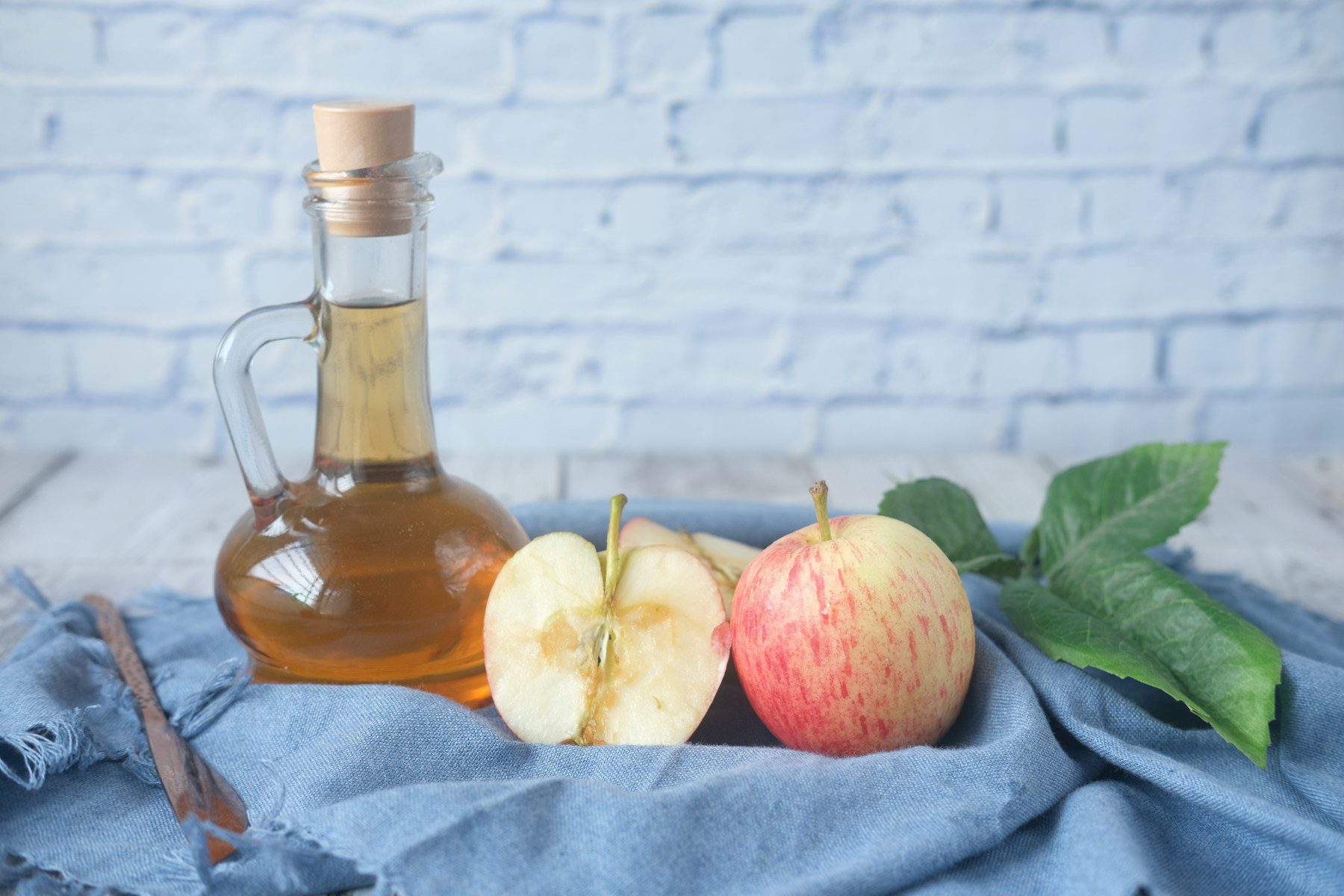 Le vinaigre est l'un des principaux ingrédients de la conservation des aliments. Mais il est aussi un excellent auxiliaire pour la salle de bains.