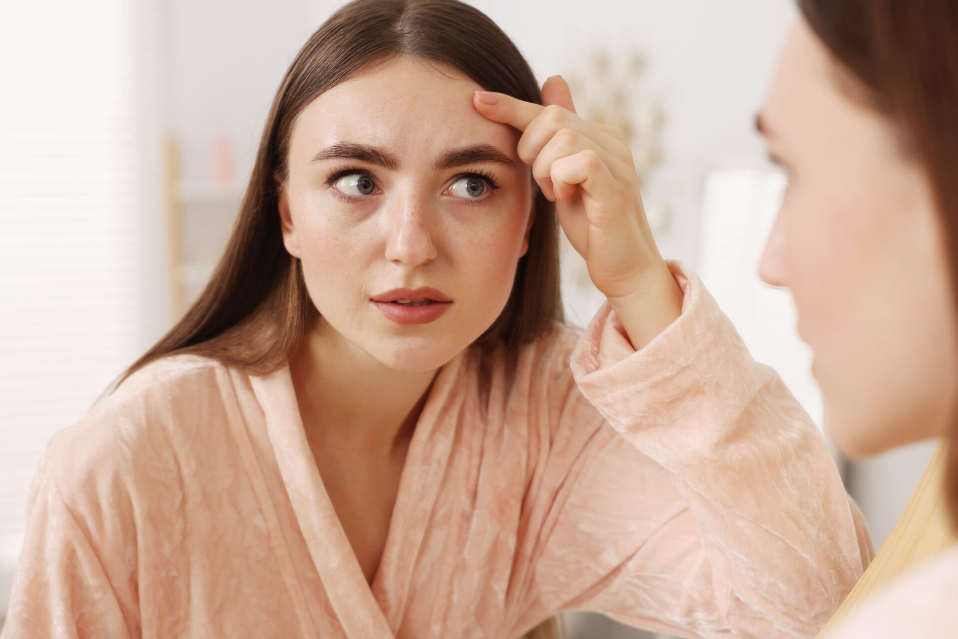 Les cheveux mouillés favorisent la croissance des bactéries, qui sont ensuite transférées sur la peau et provoquent l'acné.