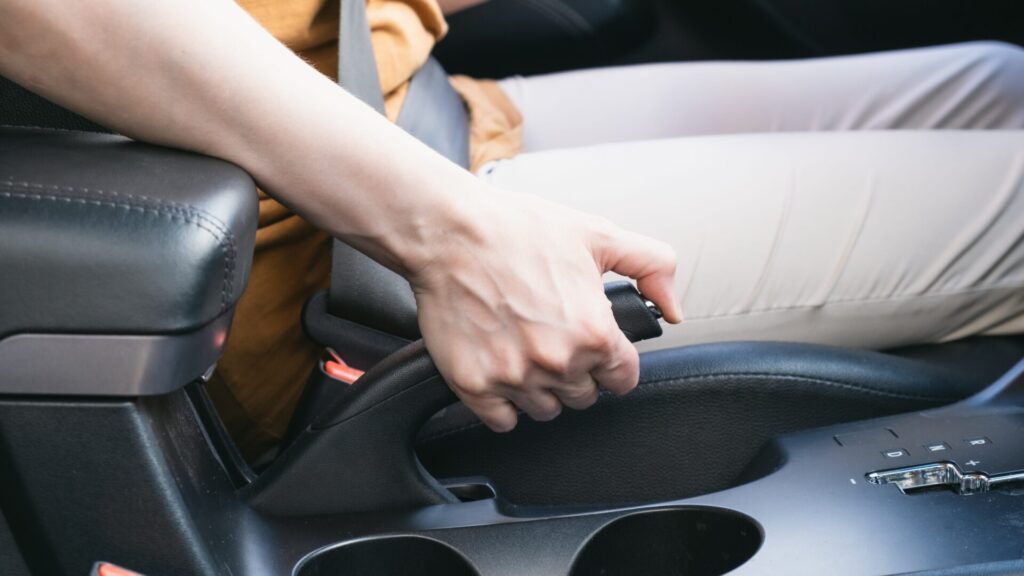 Le frein à main d'une voiture est très important. Cependant, vous ne pouvez pas compter uniquement sur lui.