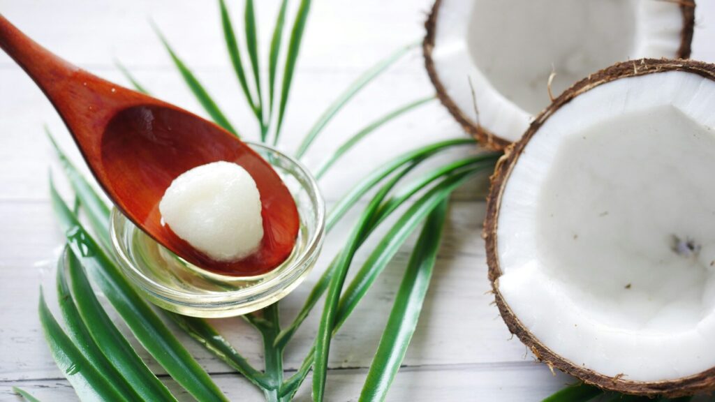 L'huile de coco est un excellent auxiliaire en cuisine et en cosmétique. Mais elle a une autre utilisation surprenante.