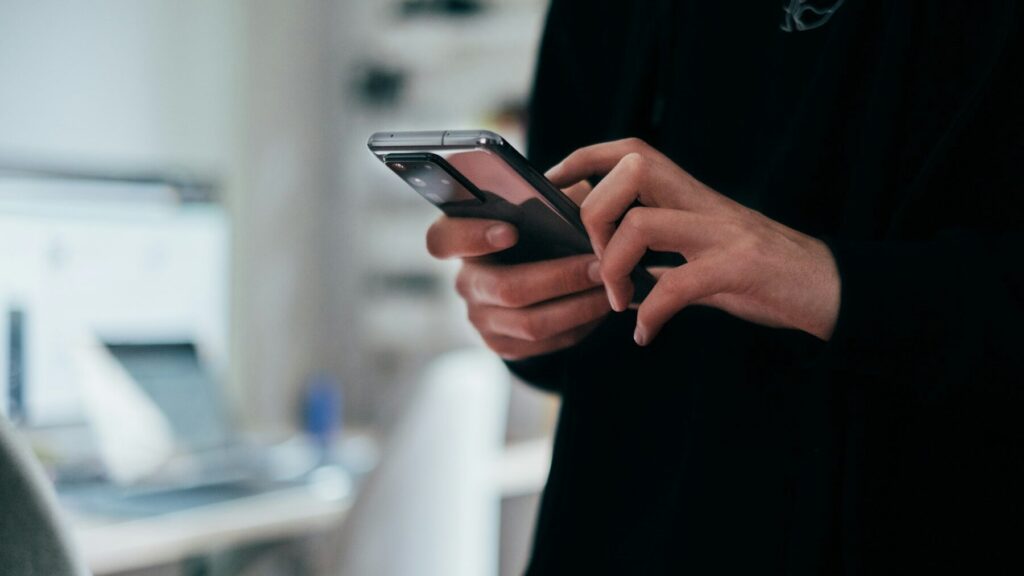 À première vue, les Français ont l'air d'être des gens qui utilisent peu leur téléphone portable. Mais c'est tout le contraire.