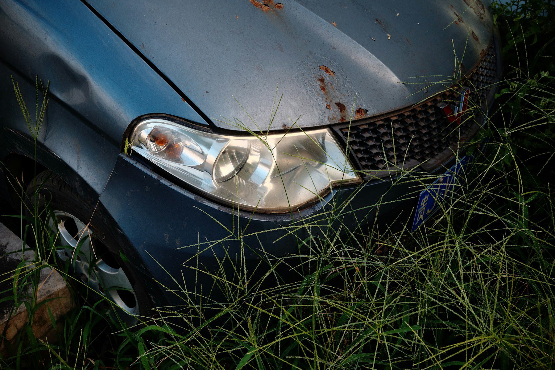 Si vous ne comptez que sur le frein à main, votre voiture risque d'être malmenée.