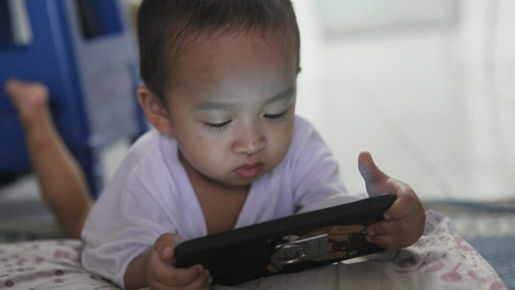 Selon les experts, les jeunes enfants ne devraient pas avoir de téléphone dans les mains avant l'âge de 3 ans.