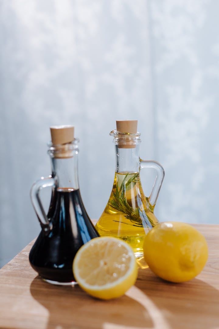 Outre les citrons, le vinaigre ordinaire est également un excellent auxiliaire pour le nettoyage de la cuisine.
