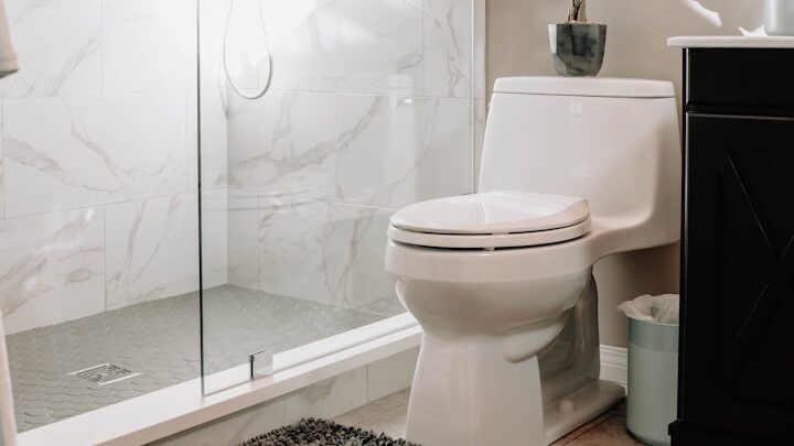 La lunette des toilettes peut être nettoyée très facilement avec des ingrédients que vous avez normalement dans votre cuisine.