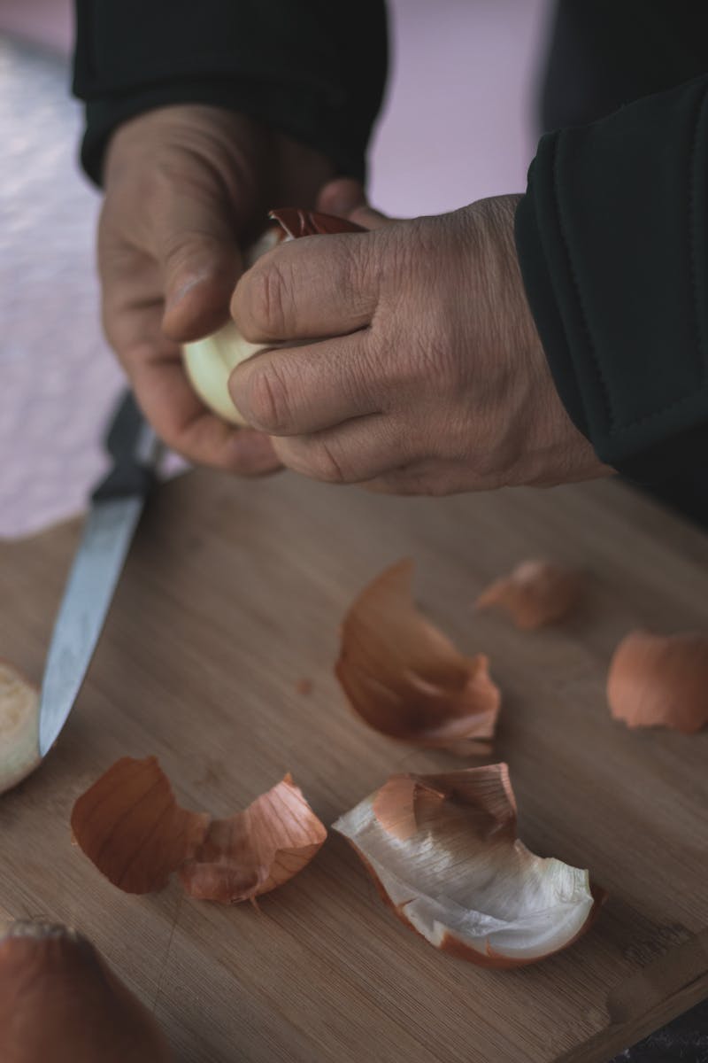 Les oignons sont très sains. Mais n'oubliez pas que même les pelures contiennent de nombreuses substances médicinales et peuvent être utilisées.