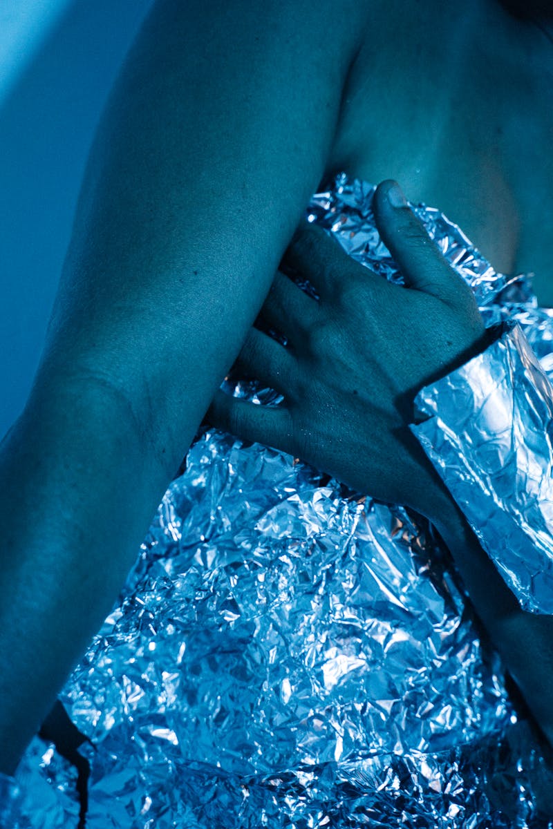 La pose de papier d'aluminium sur le corps, en particulier autour des poignets, peut nuire à la santé.