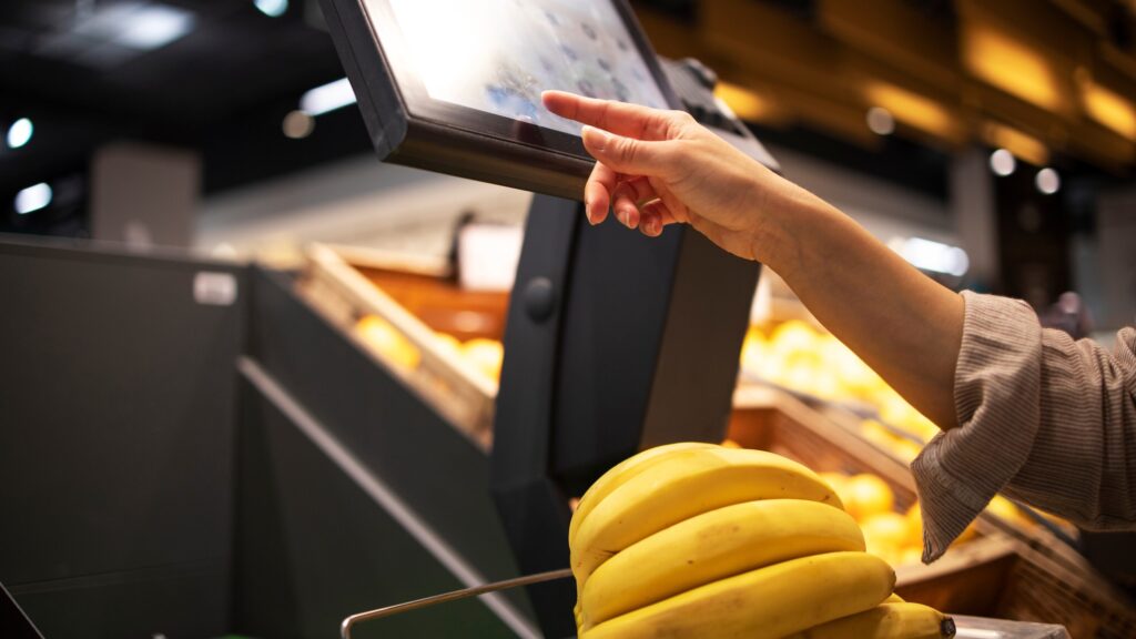 Grâce à l'astuce de la banane, les gens achètent souvent des aliments à la balance plusieurs dizaines de couronnes moins cher.