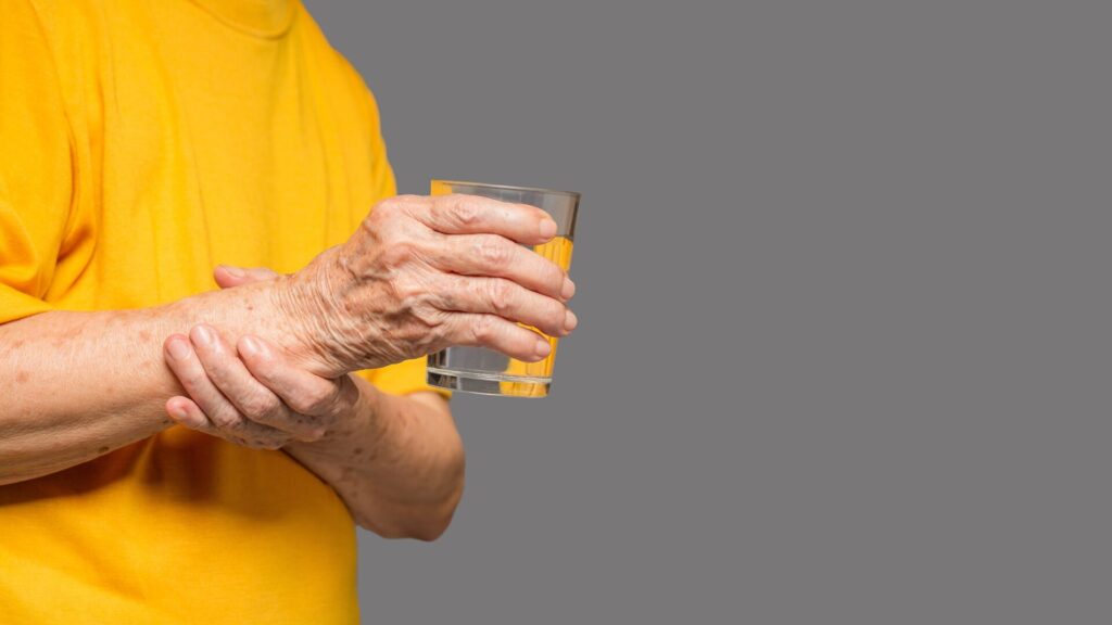 Si vos mains ou vos pieds tremblent plus souvent, ce n'est peut-être pas un signe de fatigue, mais le signe d'une maladie plus grave.