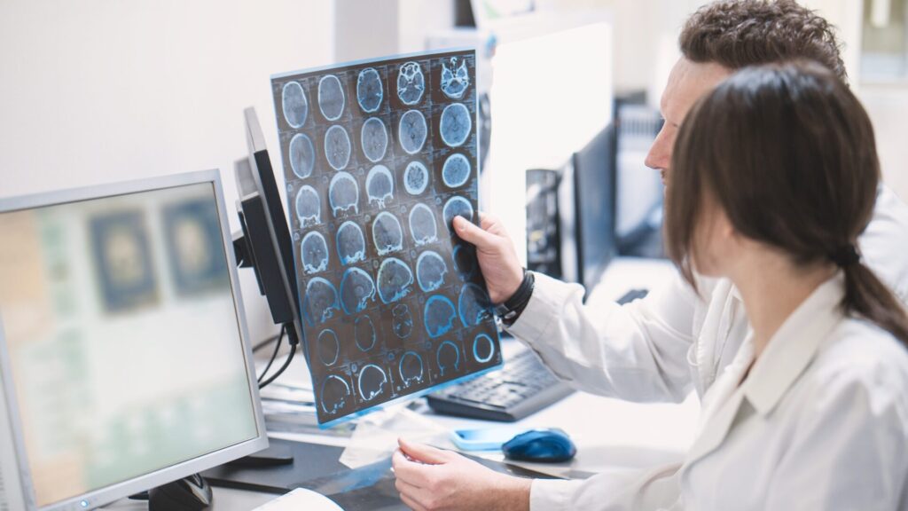 La sclérose en plaques affecte le système nerveux et détériore progressivement la santé humaine sur le plan physiologique et psychologique.