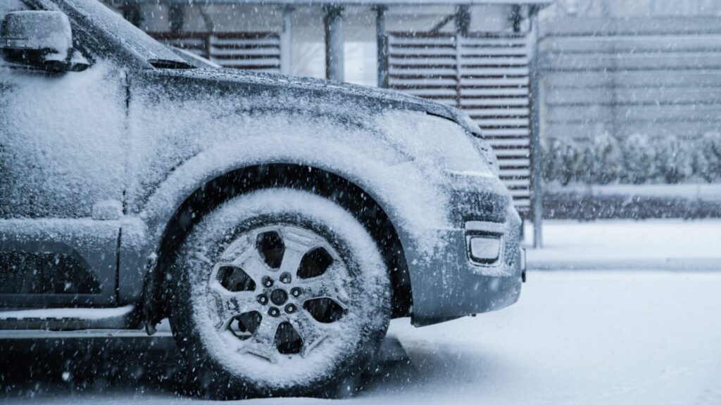 En hiver, de nombreux conducteurs éprouvent des difficultés à démarrer leur voiture le matin. Il existe cependant des moyens de contourner certaines complications.