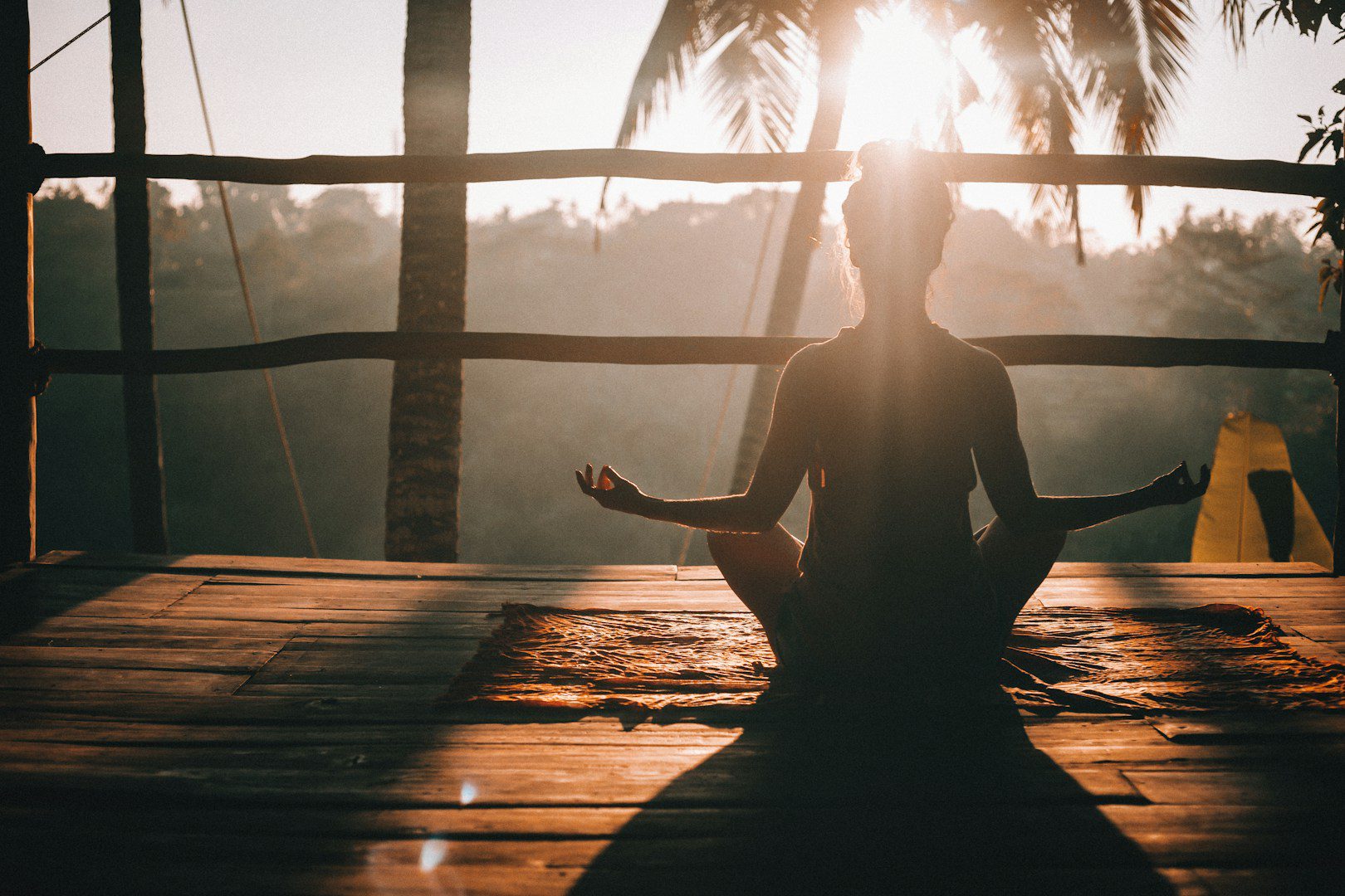 En cas de crampes, mais aussi de problèmes psychologiques, il est utile de bouger régulièrement. Le yoga et de simples exercices de respiration peuvent également apporter un soulagement.