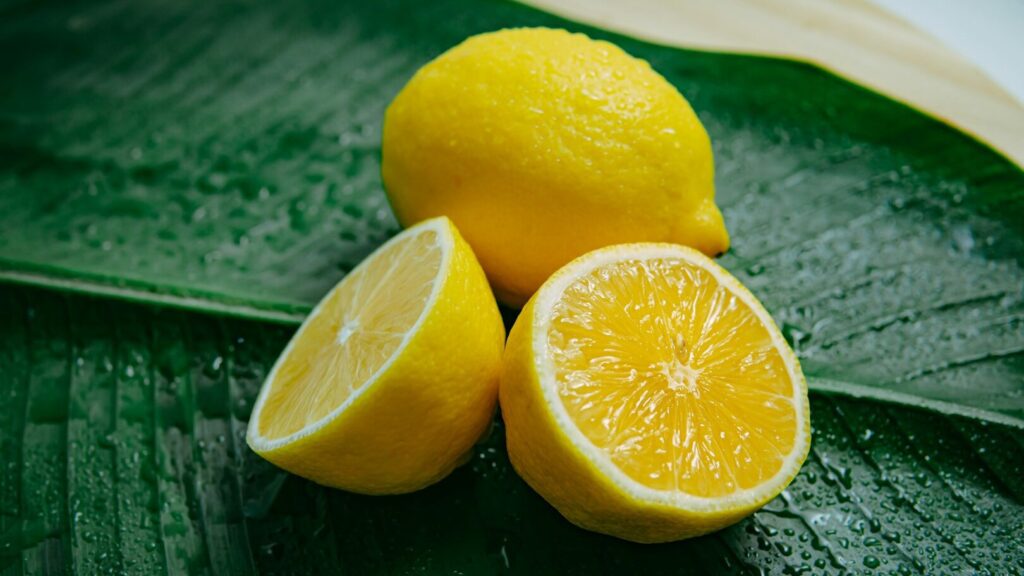 Les citrons sont un excellent moyen de se débarrasser des odeurs et du calcaire lorsque vous nettoyez votre maison.