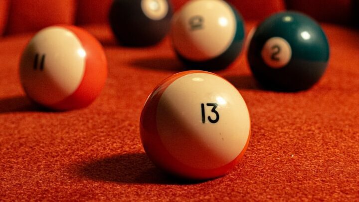 Le vendredi 13 est souvent considéré comme un jour malchanceux, précisément en raison de la combinaison du jour et du chiffre.