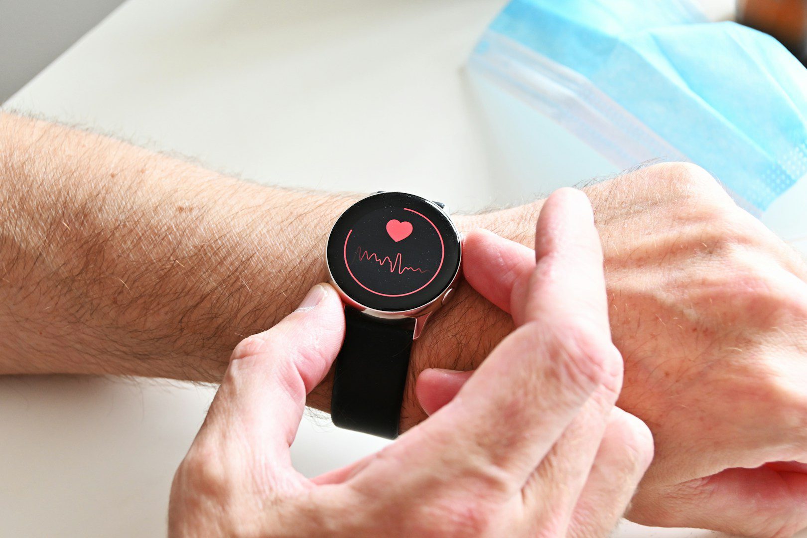 Si vous souhaitez surveiller votre santé, il est judicieux de contrôler votre fréquence cardiaque à l'aide d'une montre intelligente, par exemple.