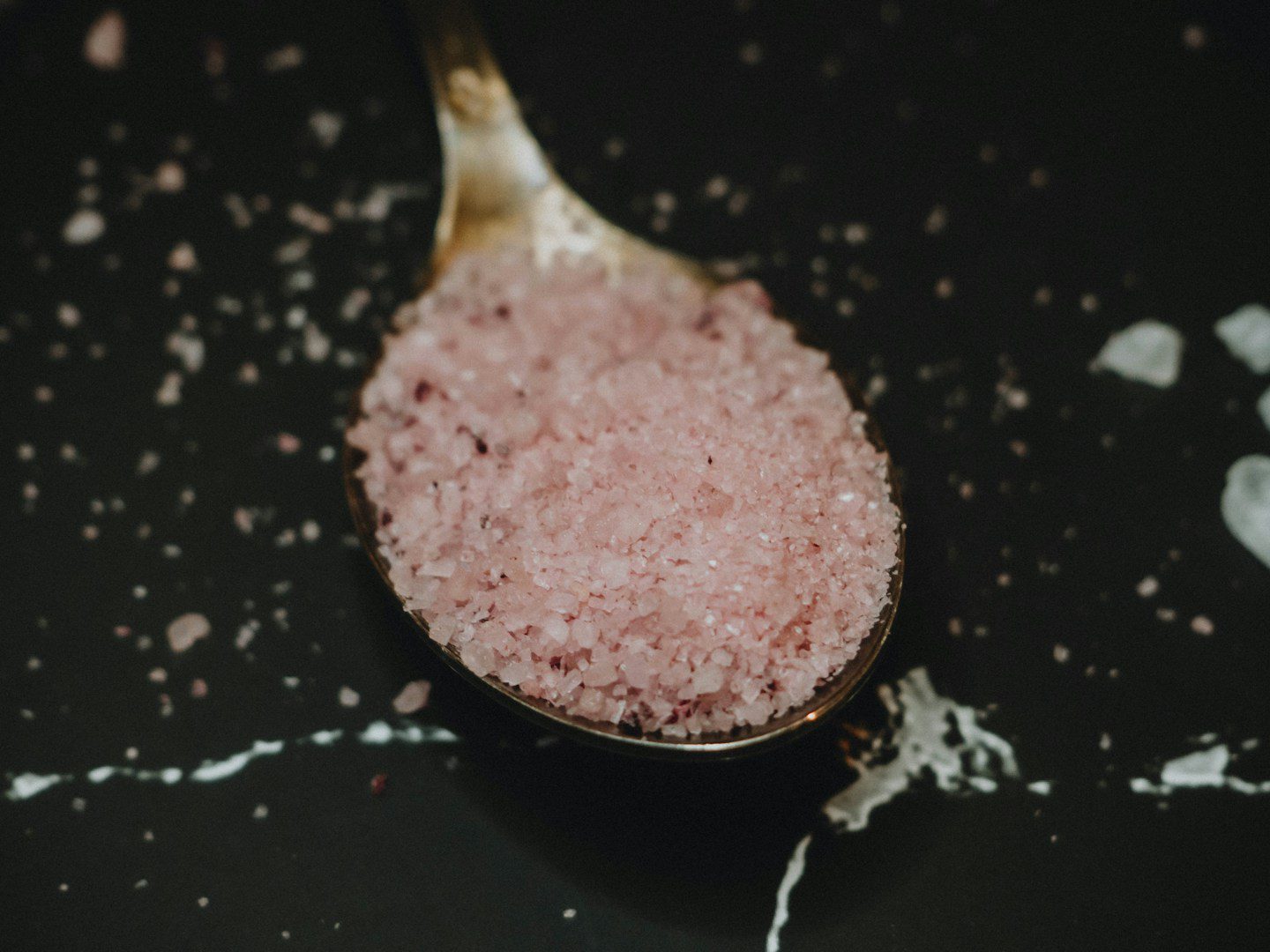 L'excès de sel n'est pas bon pour la santé. Mais vous pouvez remplacer le sel ordinaire par du sel de l'Himalaya et améliorer un peu votre alimentation.