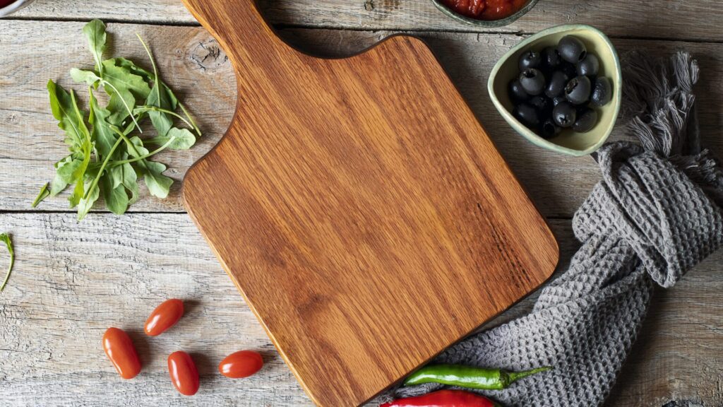 Pratiquement tout le monde utilise une planche à découper en bois dans sa cuisine. Mais savez-vous comment la nettoyer correctement ?