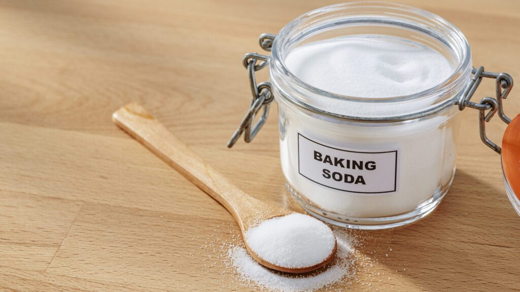 Nous avons probablement tous du bicarbonate de soude dans notre cuisine. Il peut être utile pour le nettoyage de la maison, mais peu de gens l'utilisent réellement.