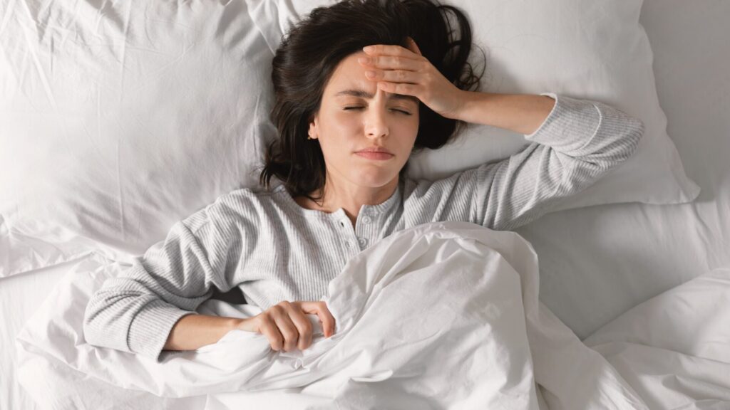 Se coucher sur le dos est bénéfique si l'on est bien soutenu, mais peut entraîner des difficultés respiratoires.