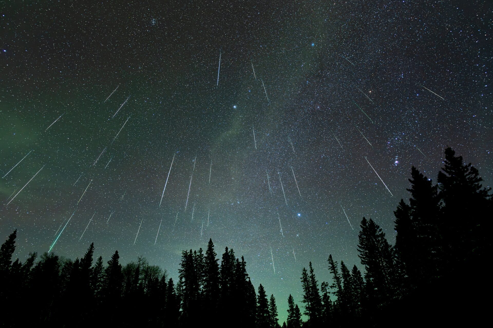 Tous les 33 ans, des tempêtes de météores se produisent, au cours desquelles des centaines, voire des milliers de météores peuvent être observés.