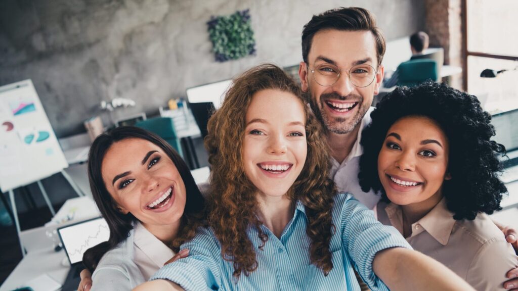 Certaines personnes sont naturellement dominantes dans un groupe d'amis. Quels sont les signes qui leur correspondent ?