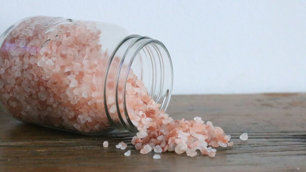 Le gros sel rose connu sous le nom de sel de l'Himalaya est bénéfique pour la santé à bien des égards.