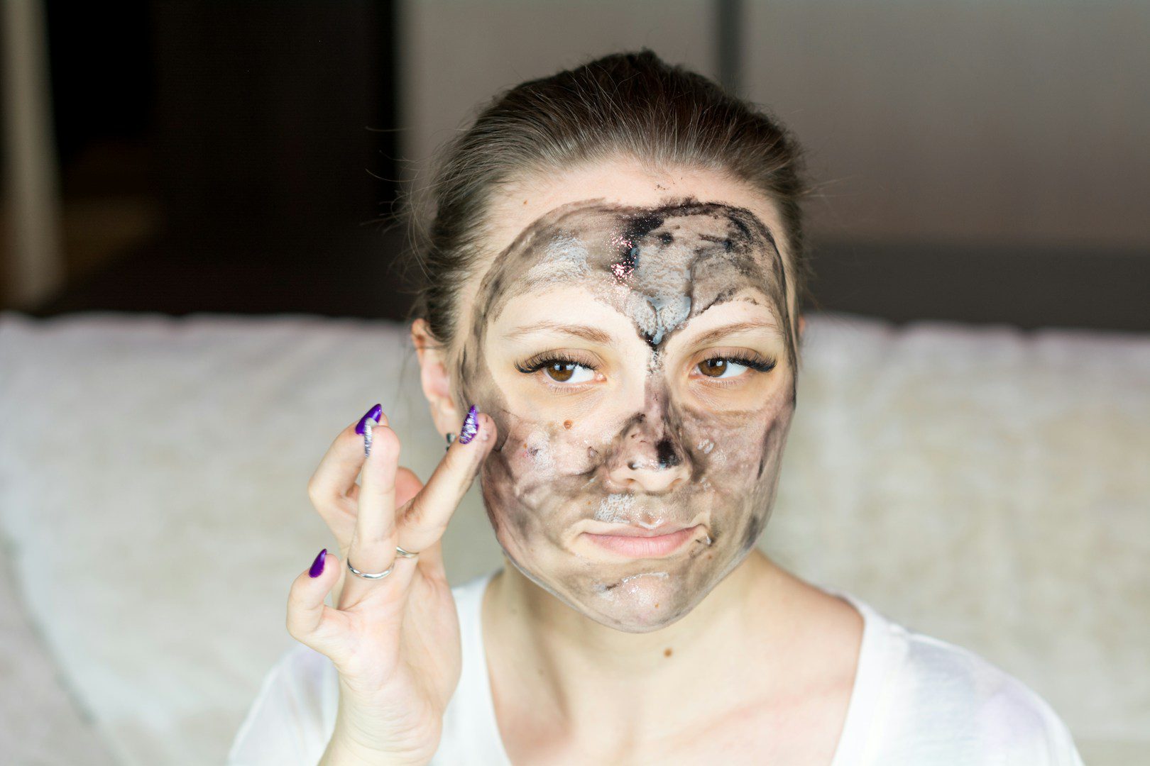 Différents masques permettent de lutter contre les points noirs. Vous pouvez également essayer des masques maison à base de miel, de curcuma et de yaourt.
