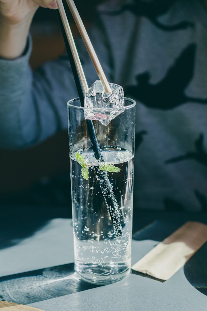L'eau pétillante est rafraîchissante, mais les bulles qu'elle contient sont dangereuses pour l'organisme à bien des égards.