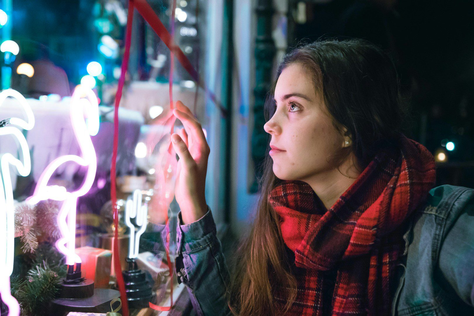Les vitrines lumineuses et brillantes ne sont généralement qu'un leurre qui nous fait oublier que les réductions de Noël ne sont souvent qu'un gadget.
