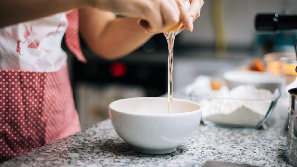 En cuisine, on n'utilise souvent que les jaunes d'œufs, les blancs restant au réfrigérateur. Pourtant, ils peuvent être utilisés pour réaliser de nombreux autres plats.
