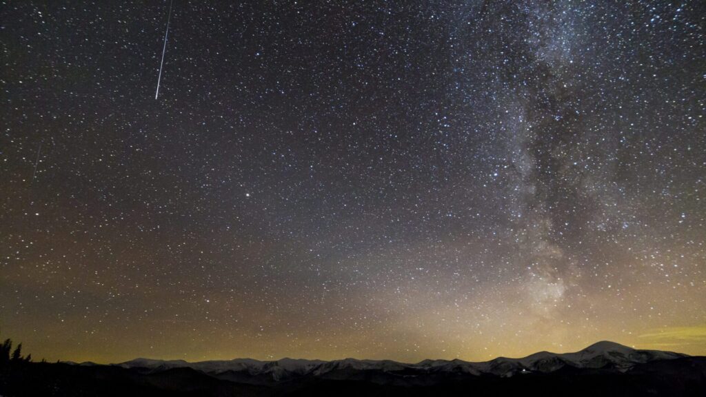 Seuls quelques météores peuvent être observés dans le ciel en l'espace d'une heure.