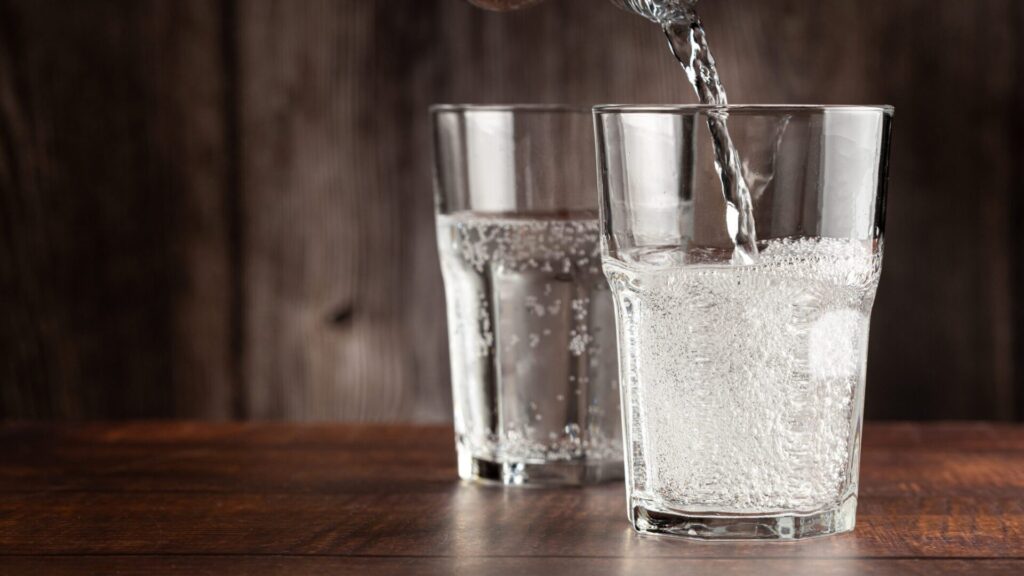 Vous préférez l'eau gazeuse à l'eau sans bulles ? Vous devriez peut-être reconsidérer la question.
