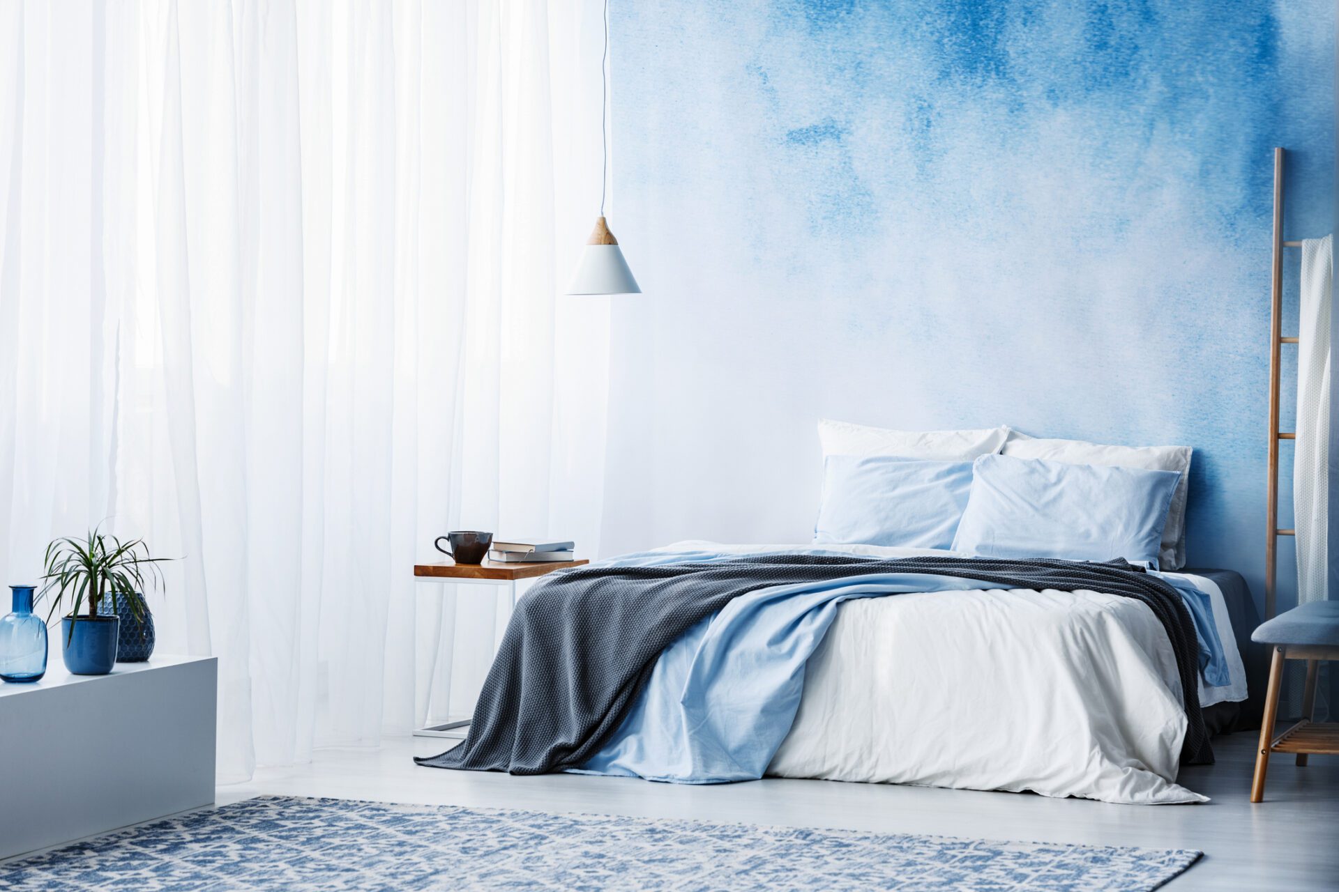 Les tons bleu clair de la chambre à coucher sont recommandés pour 2026. Vous pouvez également assortir votre salle de détente à cette couleur.