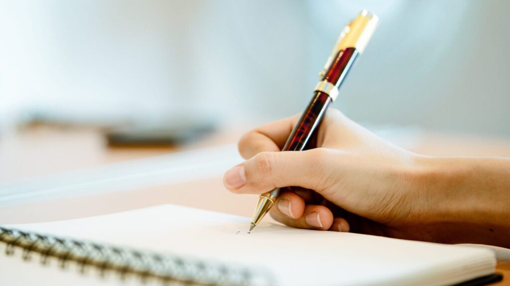 Commencer à écrire des affirmations peut aider une personne de manière significative dans sa vie.