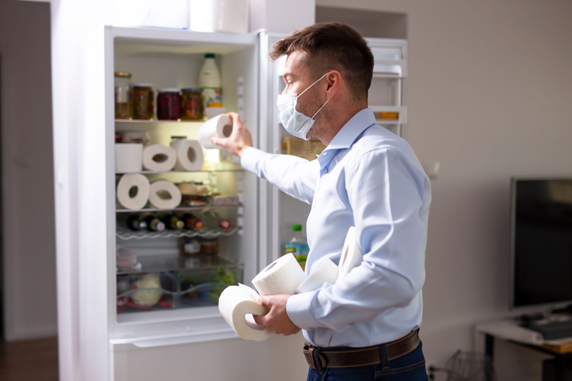 De nombreux produits aident à neutraliser les odeurs dans le réfrigérateur. Mais le papier hygiénique est l'un des meilleurs.
